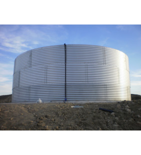 Depósito de agua de chapa con funda. Capacidad 18,81 m3.