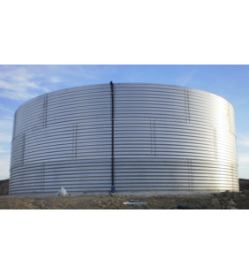 Depósito de agua de chapa con funda. Capacidad 128,02 m3.